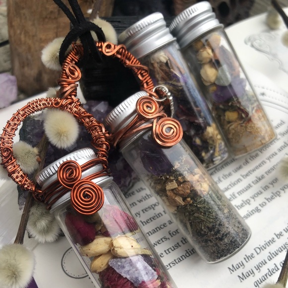 Luck / Prosperity Charmed Spell Bottle - Picture 9 of 11